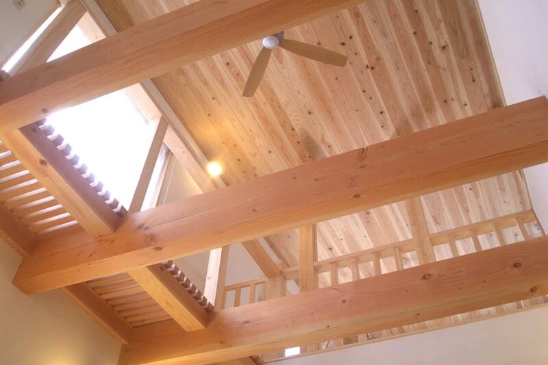 上下階がつながる開放的な家