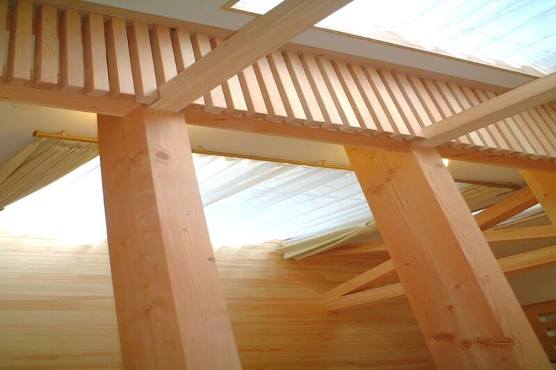 上下階がつながる開放的な家