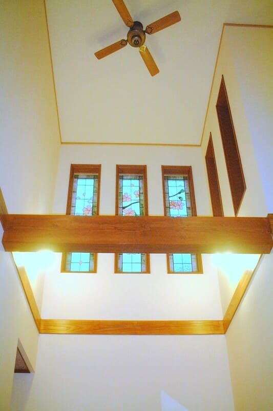 ステンドグラス風の三連窓が迎える家