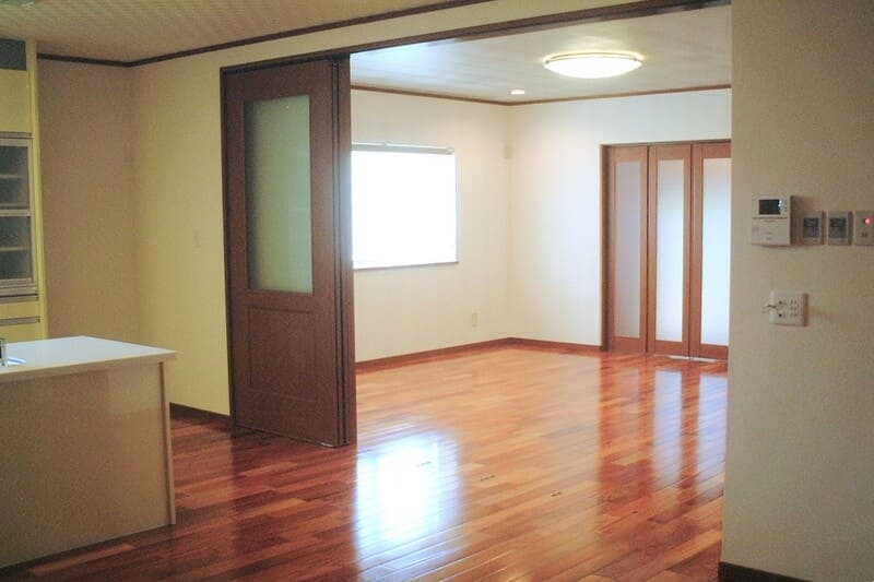 ステンドグラス風の三連窓が迎える家