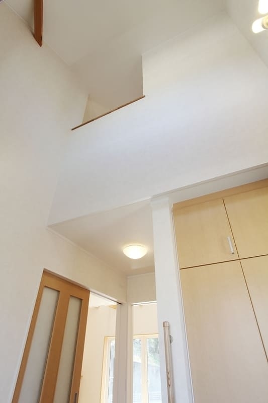 家族をつなぐ、ふたつの吹き抜けの家