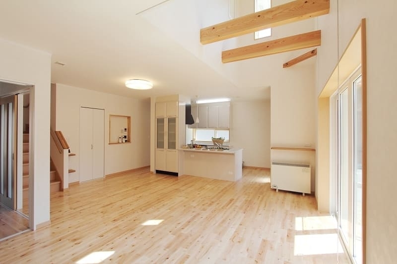 家族をつなぐ、ふたつの吹き抜けの家