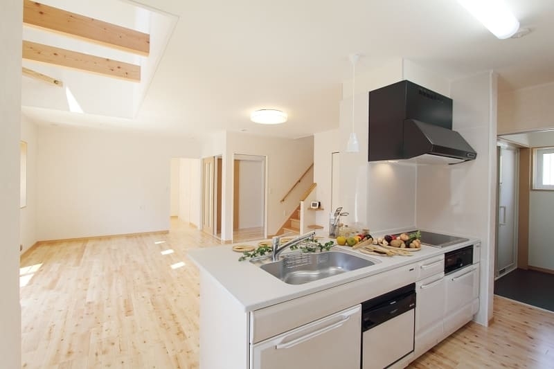 家族をつなぐ、ふたつの吹き抜けの家