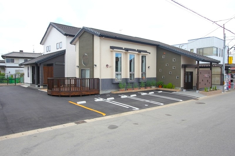 まちと繋がる、商いと暮らしを重ねた家