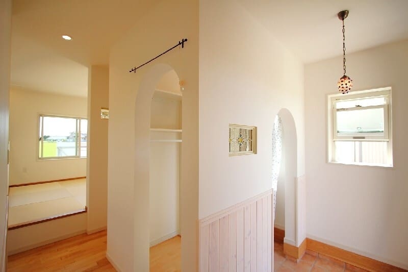 アーチと吹抜けがつなぐ 光あふれる家