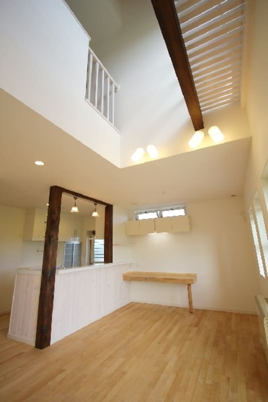 アーチと吹抜けがつなぐ 光あふれる家