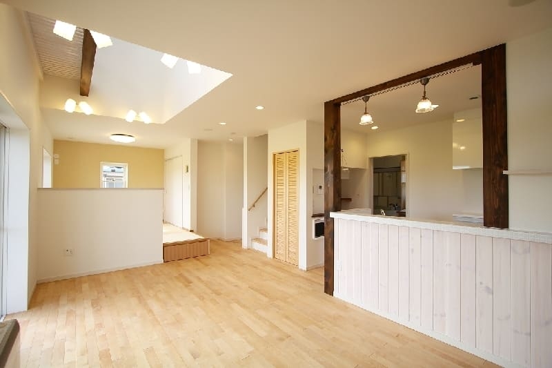 アーチと吹抜けがつなぐ 光あふれる家