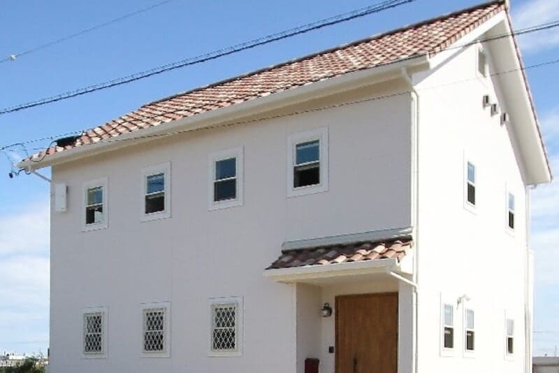 アーチと吹抜けがつなぐ 光あふれる家