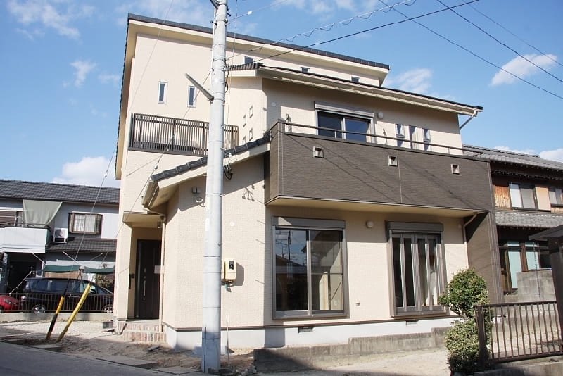 上から光が降りそそぐ、三連窓のある家