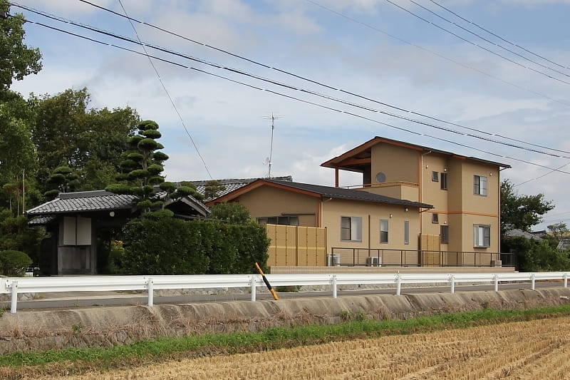 丸窓を通して、階を超えてつながる家