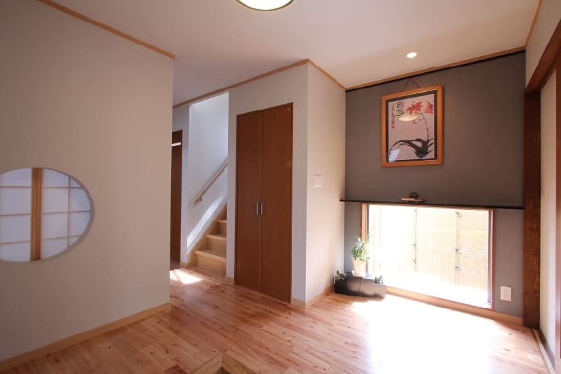 丸窓を通して、階を超えてつながる家