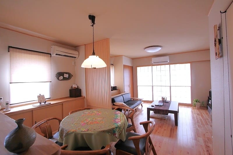 丸窓を通して、階を超えてつながる家