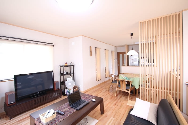 丸窓を通して、階を超えてつながる家